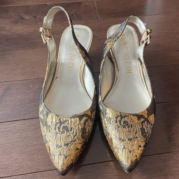 Anne Klein Gold and Black Women's Slingback Shoes - Picture 1 of 1